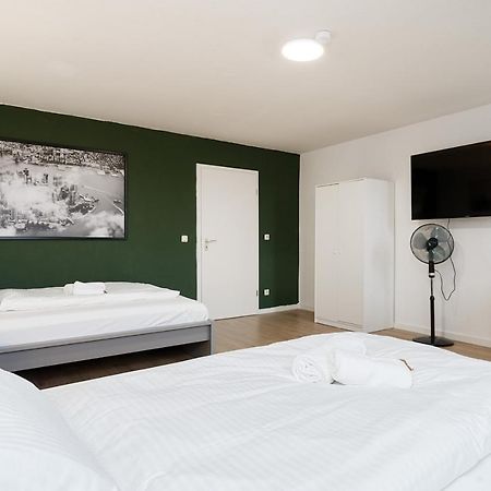 Einfach Aber Sehr Komfortabel - Wohnung Fuer 6 Personen - 2Xwc - Grupen, Messe, Monteure, Studenten - Voll Ausgestattet - 6 Betten 140X200Cm Hochwertig, 3 Smart-Tv 55 Zoll Netflix, 1000 Mbit Wlan, Voll Ausgestattete Kueche Duisburg Exterior photo