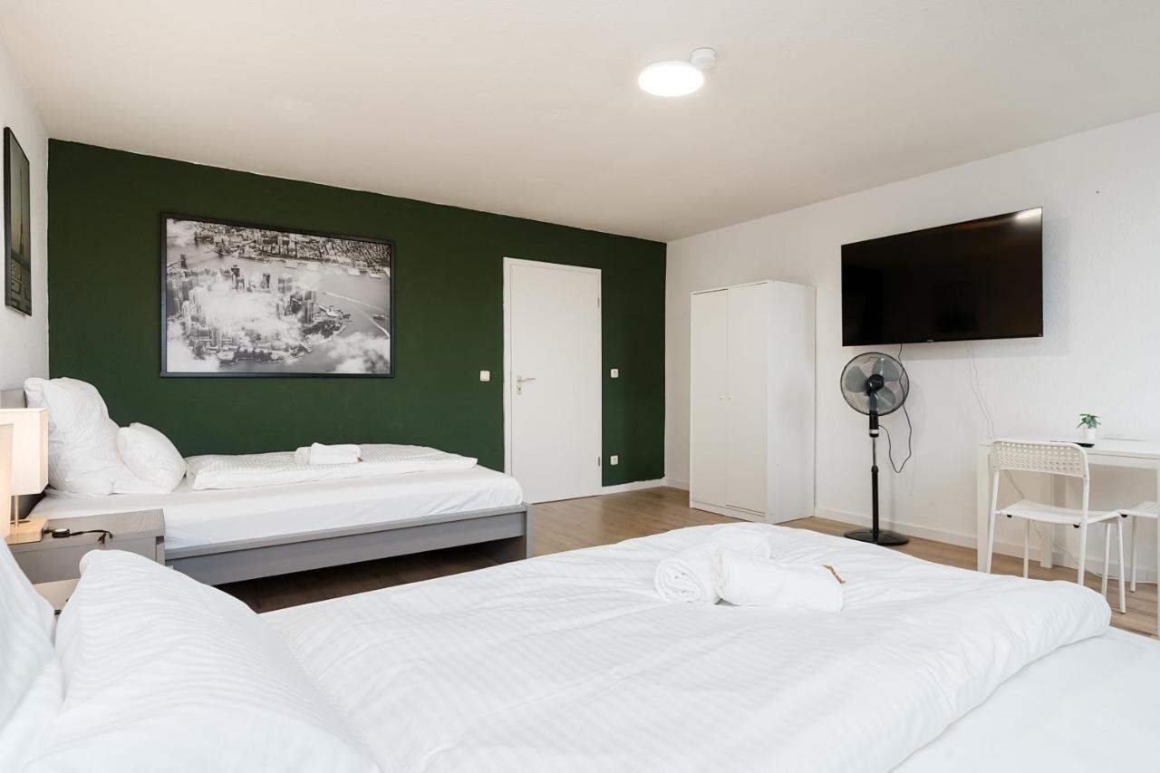 Einfach Aber Sehr Komfortabel - Wohnung Fuer 6 Personen - 2Xwc - Grupen, Messe, Monteure, Studenten - Voll Ausgestattet - 6 Betten 140X200Cm Hochwertig, 3 Smart-Tv 55 Zoll Netflix, 1000 Mbit Wlan, Voll Ausgestattete Kueche Duisburg Exterior photo